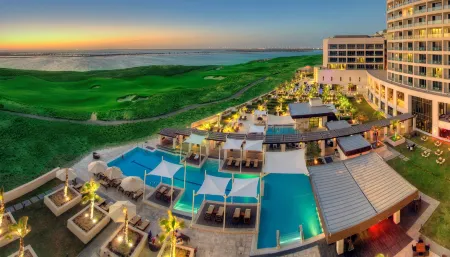 Crowne Plaza Abu Dhabi - Yas Island Отели рядом с достопримечательностью «Яс»