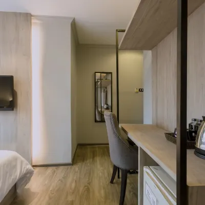 Maxim's Inn Bangkok Hotels near محطة بي تي إس - نانا