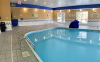 Clarion Pointe Fairborn Near Wright Patterson AFB - piscina