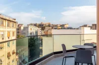 Bob W Eolou Athens - con vistas a la montaña