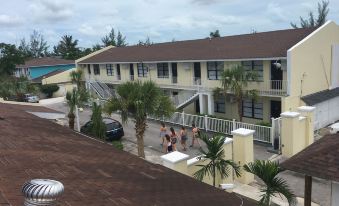 Colony Club Inn & Suites