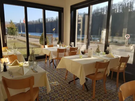 Gasthof Hirschen Отели в г. Zweidlen