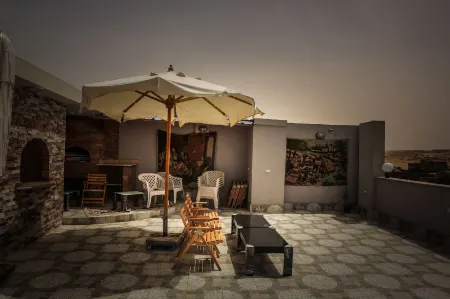 Queen Pyramids View Inn