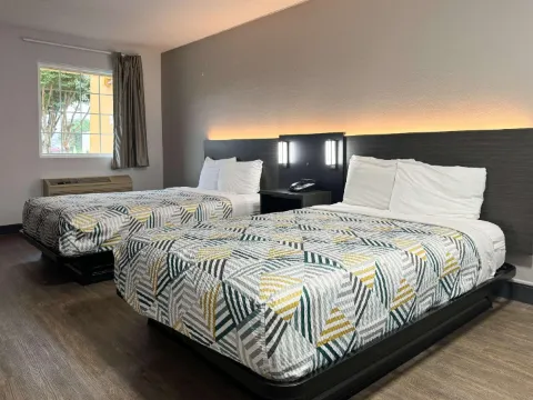 阿拉巴馬亨茨維爾 - 大學大道 6 號汽車旅館