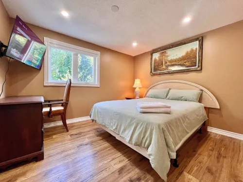 Cozy Home Near Transit & Hillcrest Mall with Free Parking - Homestays