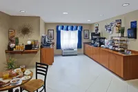 Microtel Inn & Suites by Wyndham Kingsland Naval Base I-95 - breakfast