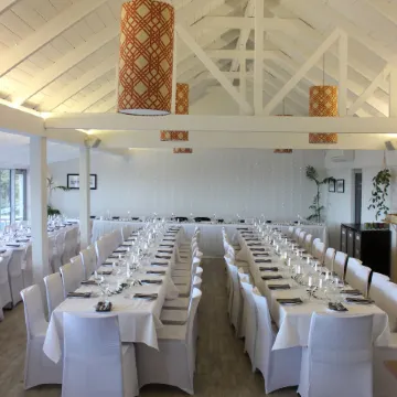 Waiheke Island Resort Conference & Accommodation Centre Отели рядом с достопримечательностью «Автобус Explorer Island Waiheke»