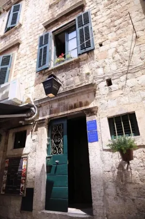 Apartments and Rooms Lejletul