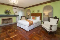 Terrazas de Golf Boutique Hotel Hotels near Anibal's