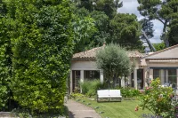 Hôtel Mercure Carcassonne la Cité Отели рядом с достопримечательностью «Auditorium - Ancienne Chapelle des Jesuites»