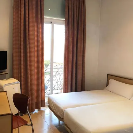 Hotel Monegal Отели рядом с достопримечательностью «Парковка MACBA»