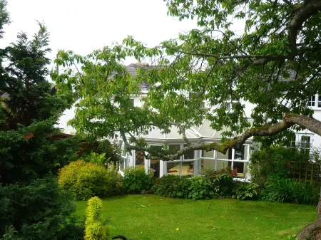 White Cottage Bed and Breakfast Отели в г. Трисалл энд Сеисдон