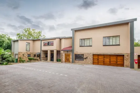 Sunset Manor Guest House Отели в г. Почефструм