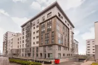 Stylish Garden View Apartment - Airport Shuttle