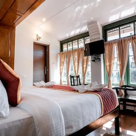 Lakefront Home Hotel