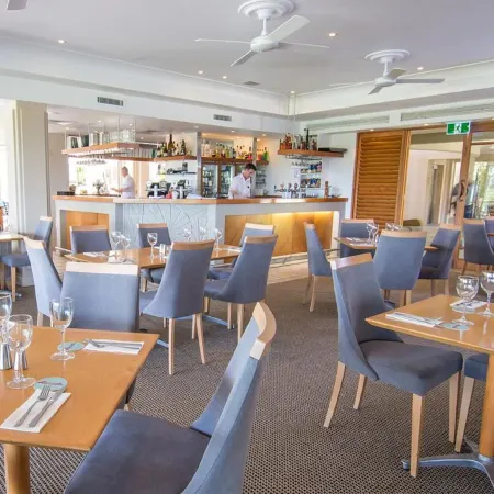 Noosa Springs Golf & Spa Resort Отели рядом с достопримечательностью «Торгово-развлекательный центр Noosa Junction»