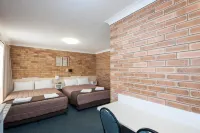 Buckaroo Motor Inn Hotels in Warwick