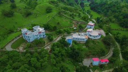 The Sky Imperial Pavoreal Jungle Resort Отели в г. Раджсаманд