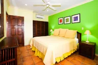 Spectacular - Spacious Unit in Flamingo in Front of the Beach