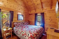 Mountain Cabin with Hot Tub, Pool Table & Fire Pit - บ้านพักหลังเล็ก