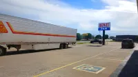 Budget Inn - parking