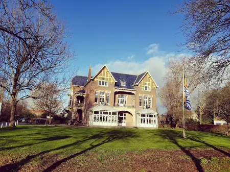 Rijksmonument Hotel de Sprenck Отели в г. Serooskerke