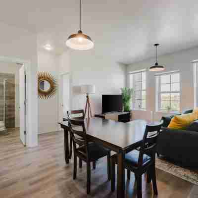 Modern Retreat Near Henry Ford Rooms