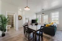 Modern Retreat Near Henry Ford - Holiday Apartments