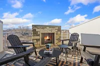 Mountain View Home with King Beds and Rooftop Deck