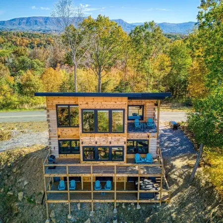 Smoky Lake Retreat 3 Bedroom Cabin by Redawning