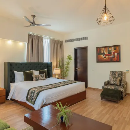 Ahuja Residency Sage Отели рядом с достопримечательностью «Рынок района Сафдарджанг»