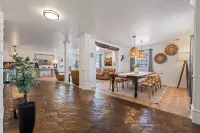 4000 Sqft Lakefront Retreat Private Hot Tub #NH Hotels in Warr Acres