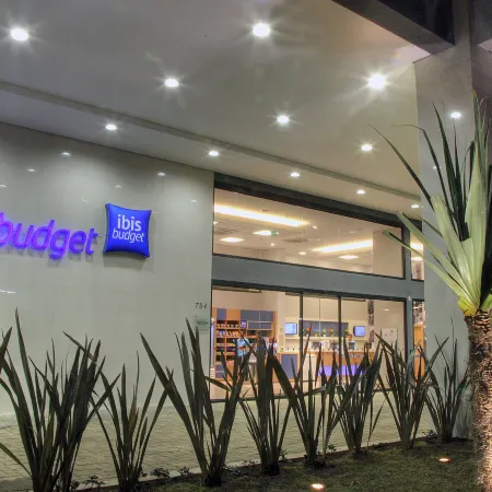 ibis budget BH Afonso Pena Savassi Отели рядом с достопримечательностью «Площадь Свободы»