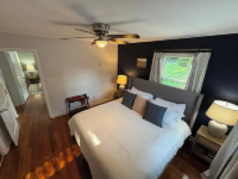 2 Bedroom, 1 Bath, Remodeled 1945 Cottage, 1000sq.ft. Two New Lux King Size Beds