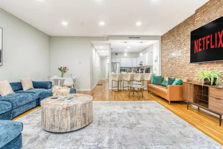 Sprawling 2Br w King Bed, Fast WiFi, 20 Minutes to Times Square! Отели рядом с достопримечательностью «I-Ам-Парк»