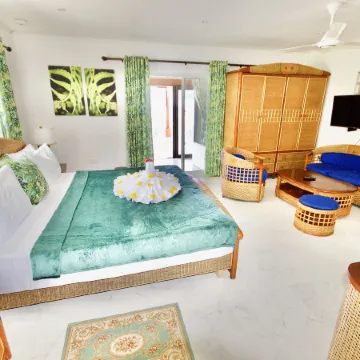 La Petite Maison and Sea Splash