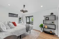 Cozy apartment in fabulous Coeur d'Alene with WiFi, AC & Spa!