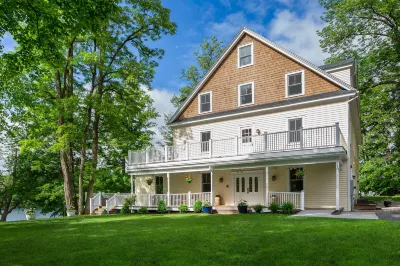 Lakehouse Inn Hotels near Lee Premium Outlets