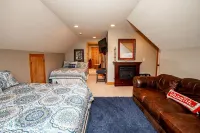 Blue Star Creekside Lodge