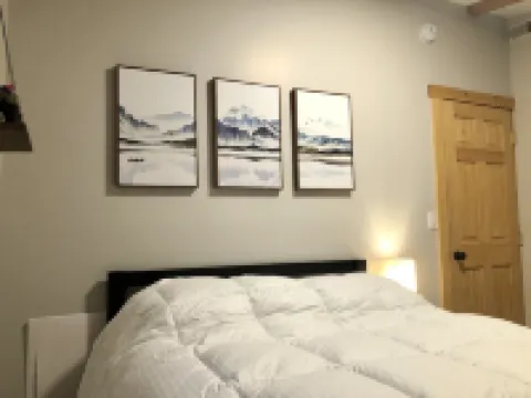 Cabin at Pickle Gulch- a charming cabin with mountain views.