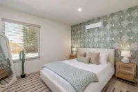Reel House - Pool, Hot Tub, A/C, BBQ, 100in projector Movie Room, Pet Friendly!