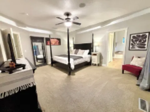 Relax & unwind in sun rm yoga rm & private HOT TUB Hotels in Eagle