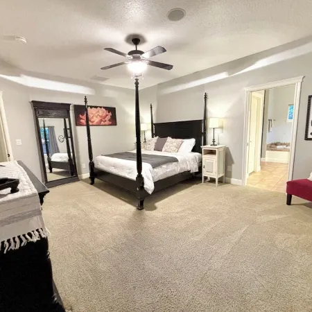 Relax & unwind in sun rm yoga rm & private HOT TUB