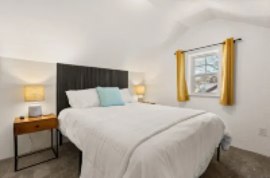 The Cotton Mill Cottage - charming 2 bedroom blocks from downtown Simpsonville