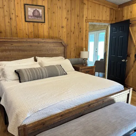 Cabin and Private Basketball Gym, Hocking Hills