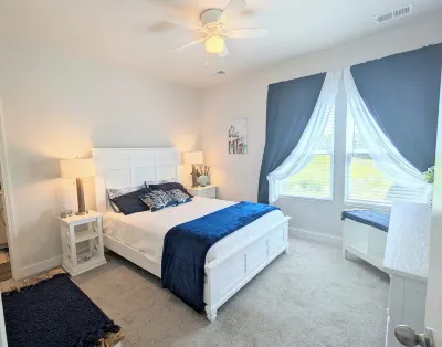3 bedroom spacious townhome, 2 Living Rooms, Pet Friendly, Cook's Kitchen, Hotels near Little River Neck Park