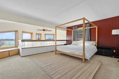 The Lakehouse: Pool, Theater, Game Room, Lakefront