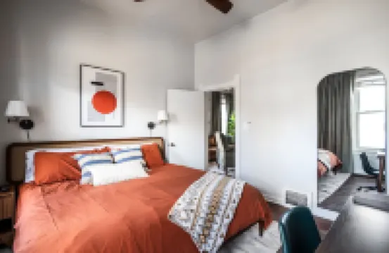 NEW! Mid-Century Modern Retreat in Little Italy near CWRU and Cleveland Clinic Hoteles en 