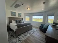 Private Hot Tub and P-Ball/B-Ball Court! Ideal Beach Access, and Golf Nearby!