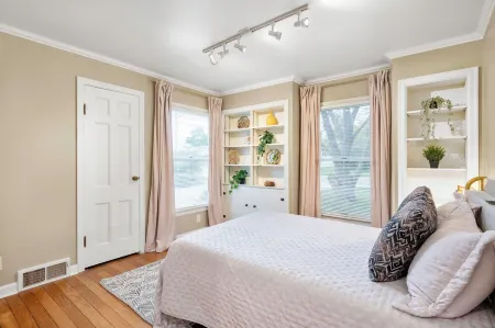 The University House King Beds+Fast WIFI+W/D